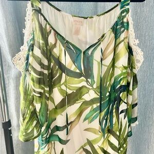 Chico’s tropical cold shoulder 3/4 length sleeve blouse. Size 2